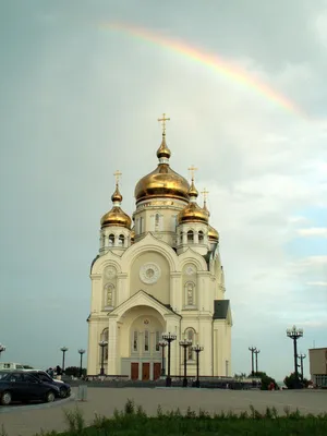 Золотые купола с крестами православного храма на фоне ярко-голубого неба  Белоснежный фасад христианская вера Стоковое Фото - изображение  насчитывающей золото, христианка: 160302144