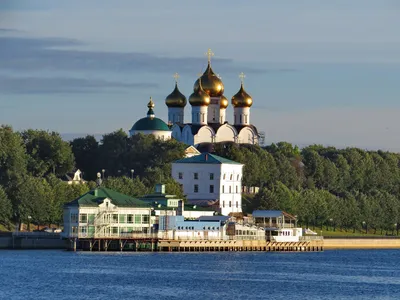 Не простые, а золотые . На здании церкви Троицы Живоначальной на  Мамина-Сибиряка установили новые купола Ревда новости