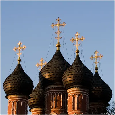 Православная церковь, золотые купола с крестами крупным планом на фоне  голубого облачного неба, фото HDR . стоковое фото ©andov 287872888